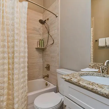 Holiday home Glitz & Guitars I Stylish 3br With Rooftop Hot Tub In East Nashville