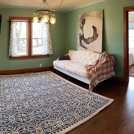 25 Min From Downtown Apartment *