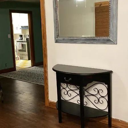 25 Min From Downtown Apartment