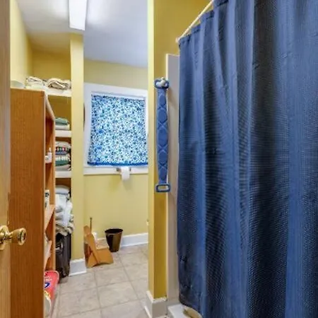 25 Min From Downtown Apartment