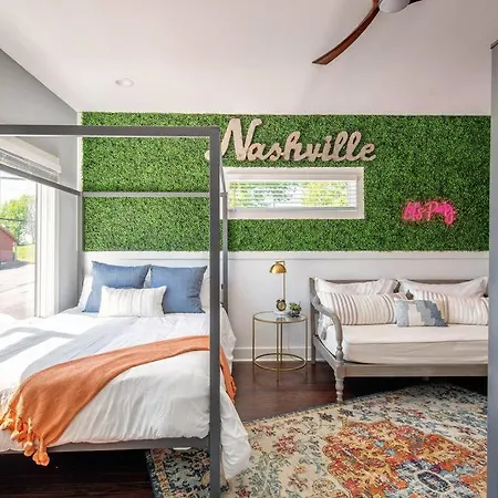 Nash City: Modern Home; Rooftop Hangout; 9min→dt Holiday home *