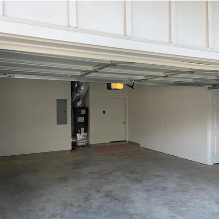 Nash City: Modern Home; Rooftop Hangout; 9min→dt Holiday home