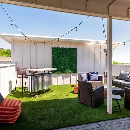 Nash City: Modern Home; Rooftop Hangout; 9min→dt Holiday home *
