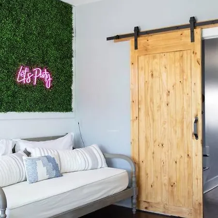 Nash City: Modern Home; Rooftop Hangout; 9min→dt Nashville