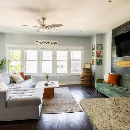 Nash City: Modern Home; Rooftop Hangout; 9min→dt Nashville