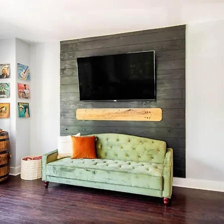 Nash City: Modern Home; Rooftop Hangout; 9min→dt
