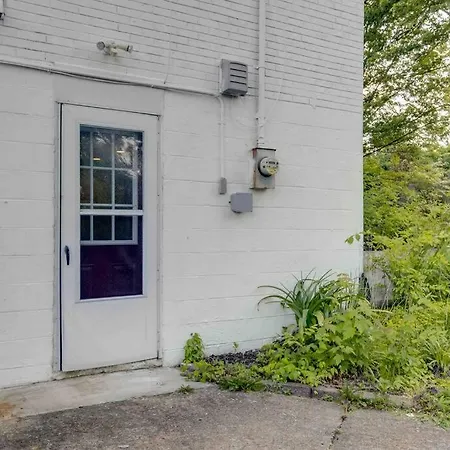 Peaceful 1 Bed 1 Bath With Free Parking & Pets Allowed *