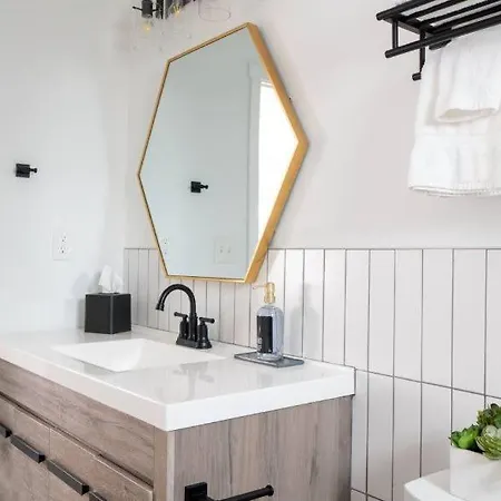 Cozy Bohemian With Pool Mins To Downtown Holiday home *