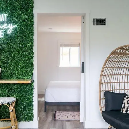 Cozy Bohemian With Pool Mins To Downtown Holiday home