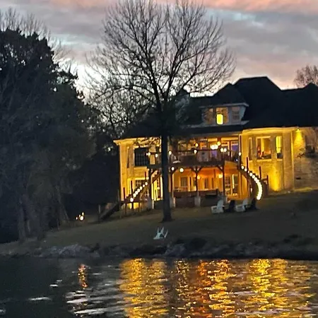Luxury@lake Mansion Pool/hot Tub For Discerning Tastes Holiday home Nashville