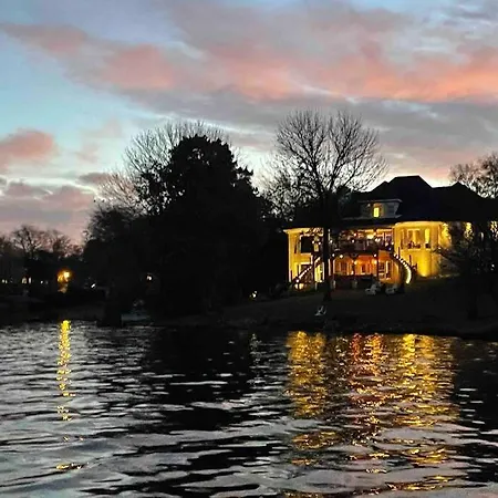 Luxury@lake Mansion Pool/hot Tub For Discerning Tastes Holiday home Nashville