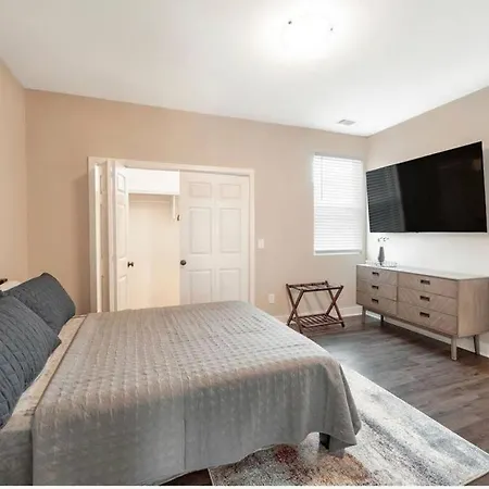 Modern Lux Slps 12/7 Beds 2 Mi Dwntwn 3 Bath Holiday home
