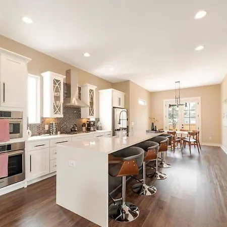 Holiday home Modern Lux Slps 12/7 Beds 2 Mi Dwntwn 3 Bath