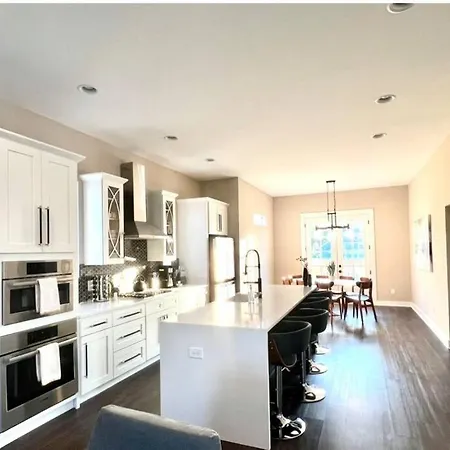 Modern Lux Slps 12/7 Beds 2 Mi Dwntwn 3 Bath Holiday home *