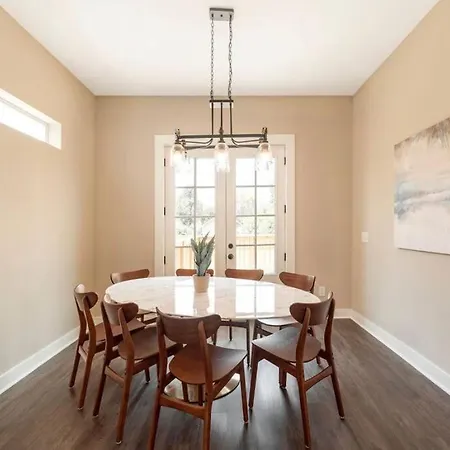 Modern Lux Slps 12/7 Beds 2 Mi Dwntwn 3 Bath Holiday home