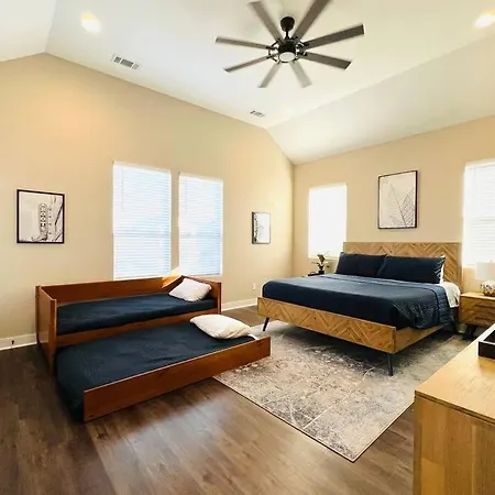 Holiday home Modern Lux Slps 12/7 Beds 2 Mi Dwntwn 3 Bath