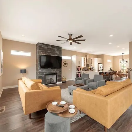 Modern Lux Slps 12/7 Beds 2 Mi Dwntwn 3 Bath Holiday home Nashville