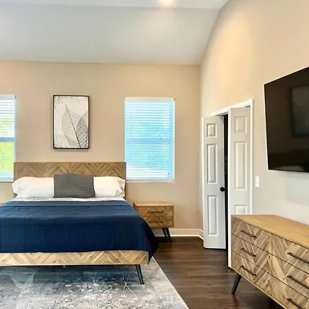 Modern Lux Slps 12/7 Beds 2 Mi Dwntwn 3 Bath Holiday home *