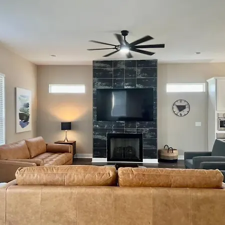 Holiday home Modern Lux Slps 12/7 Beds 2 Mi Dwntwn 3 Bath Nashville