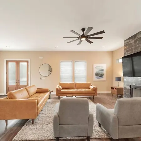 Modern Lux Slps 12/7 Beds 2 Mi Dwntwn 3 Bath Holiday home Nashville