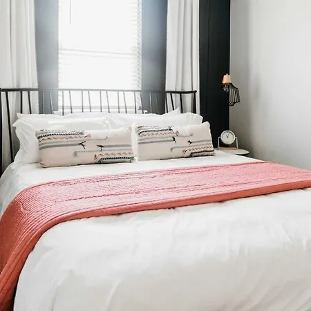 Designer~8 Mins 2 Broadway~balcony~sleeps 10~new