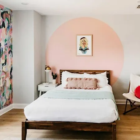 Designer~8 Mins 2 Broadway~balcony~sleeps 10~new *