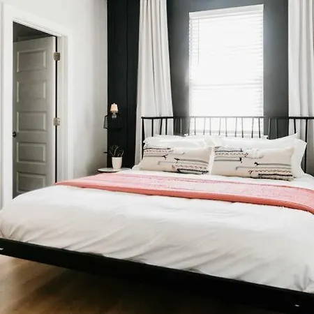 Holiday home Designer~8 Mins 2 Broadway~balcony~sleeps 10~new