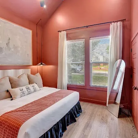 Location 5 Mins To Broadway Sleeps 8 Holiday home Nashville