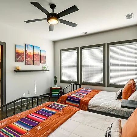Vibrant With Deck, 2 Mi To Downtown Nashville! Nashville