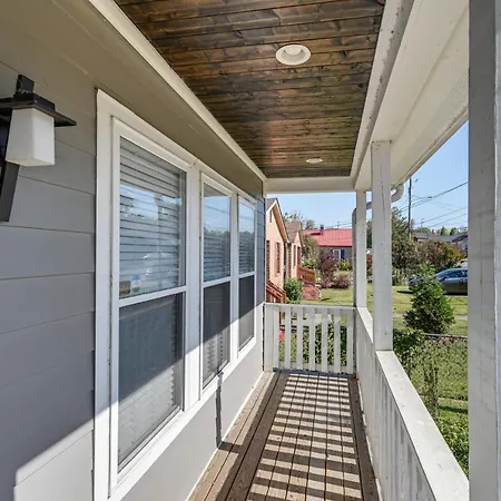 Vibrant With Deck, 2 Mi To Downtown Nashville! Nashville