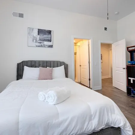 Hotel Nash Luxe W King & Fire Pit Fun & Games!