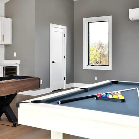 Spacious 4bd 5 Min To Downtown, Roof Deck, Game Room, Private Garage *