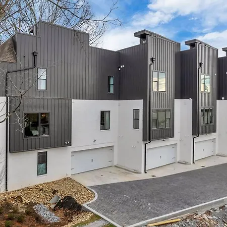 Holiday home Instagrammable W/ Rooftop Deck, 3 Bdrm *