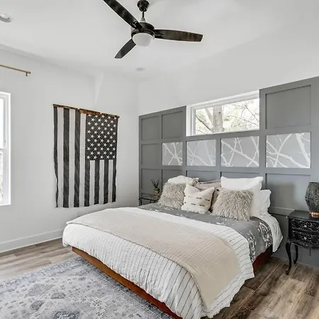 Holiday home Instagrammable W/ Rooftop Deck, 3 Bdrm *