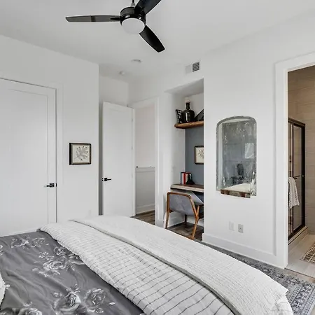 Instagrammable W/ Rooftop Deck, 3 Bdrm Holiday home Nashville
