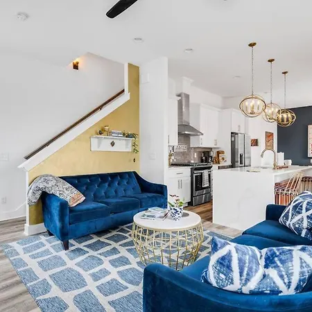 Instagrammable W/ Rooftop Deck, 3 Bdrm Holiday home