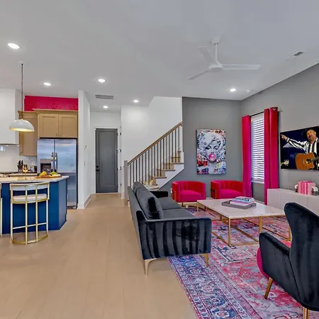 Dolly It Up - Minutes To Broadway Holiday home
