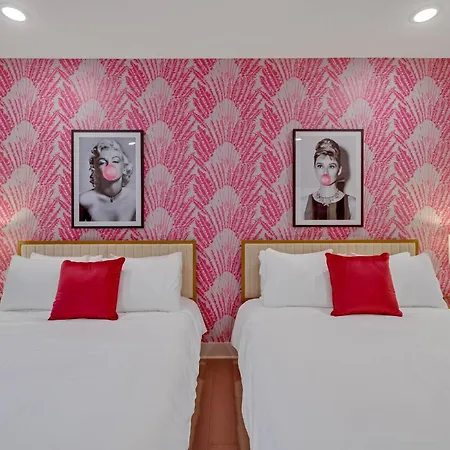 Dolly It Up - Minutes To Broadway Holiday home *