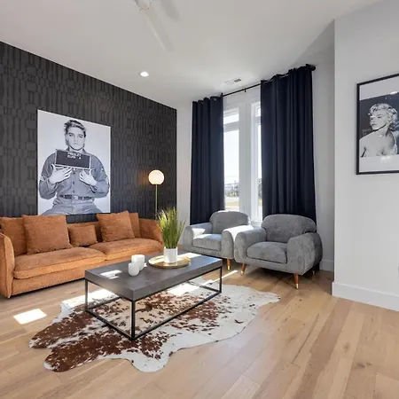 Monroe's Boozy Boots - 2 Homes - Minutes To Broadway Holiday home