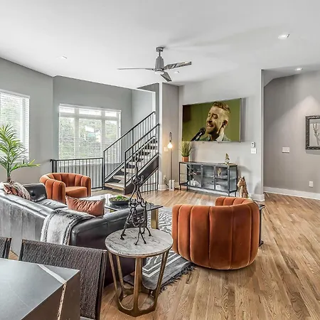 Holiday home - 1000a W Trinity Ln