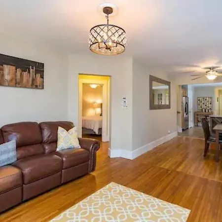 East Nash-sleeps 10 Walk To Bars 8 Mins To Dt Holiday home Nashville