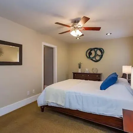 East Nash-sleeps 10 Walk To Bars 8 Mins To Dt Nashville