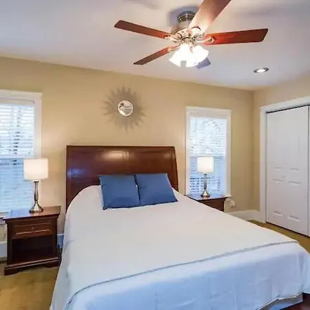 Holiday home East Nash-sleeps 10 Walk To Bars 8 Mins To Dt Nashville