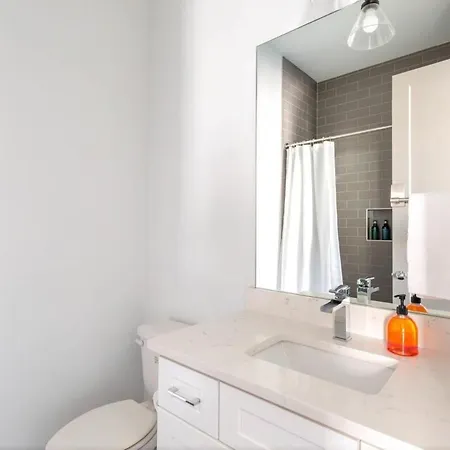Holiday home 2 Lux Homes Huge Rooftop 2mi To Broadway Sleeps 24