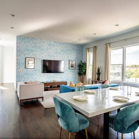 Holiday home 2 Lux Homes Huge Rooftop 2mi To Broadway Sleeps 24