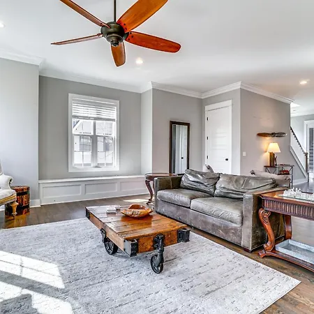 Beautiful House With Shelby Park Views! Holiday home