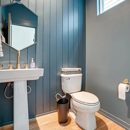 Sleek And Modern Walk To Marathon! Holiday home Nashville