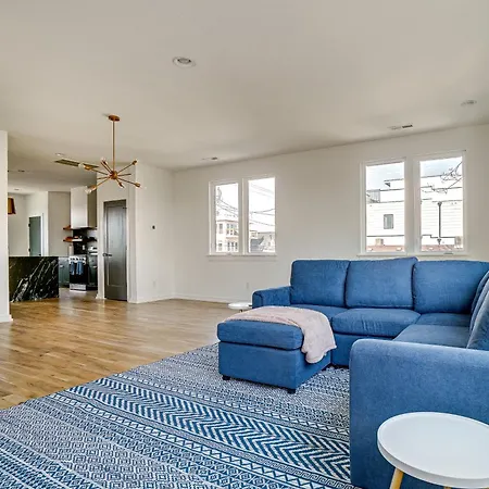 Sleek And Modern Walk To Marathon! Holiday home Nashville
