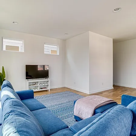 Sleek And Modern Walk To Marathon! Holiday home *