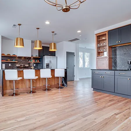 Sleek And Modern Walk To Marathon! Holiday home